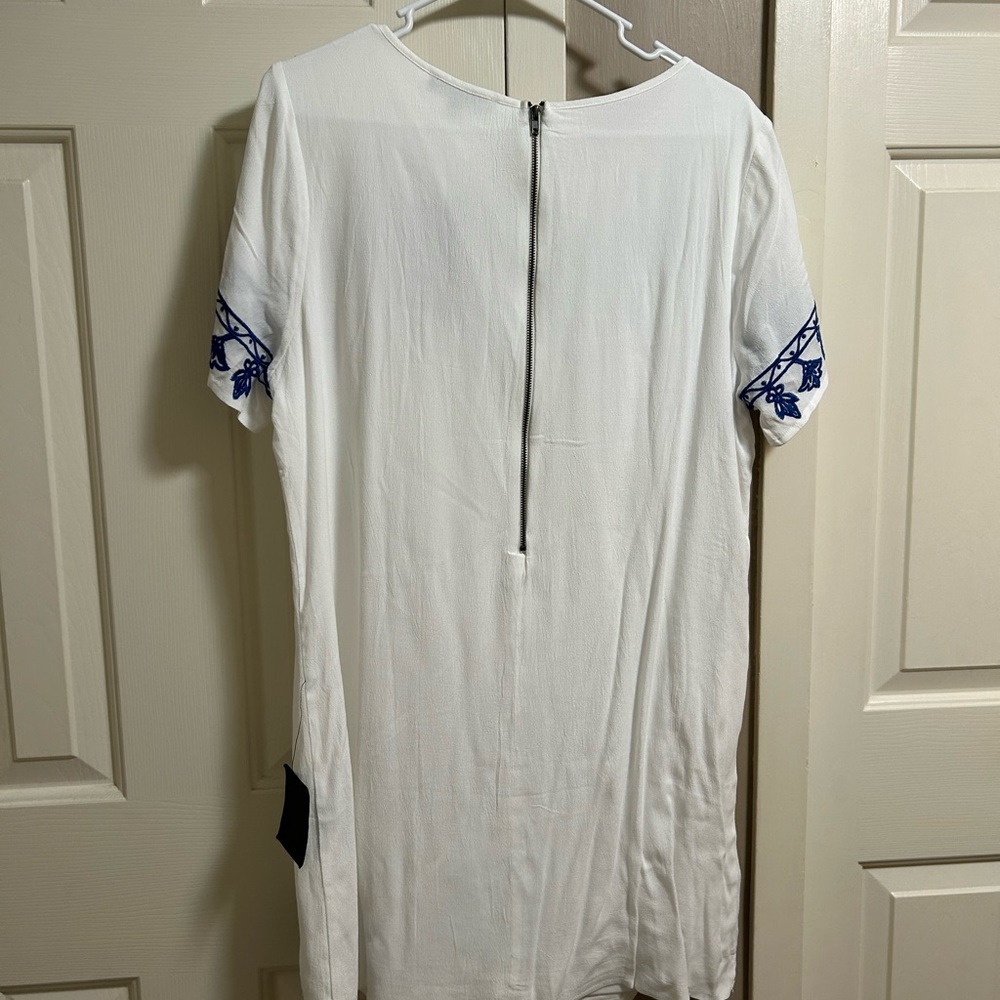 Lulu’s Tale to Tell Blue and Ivory Embroidered Shift Dress. New with Tags - Picture 4 of 4
